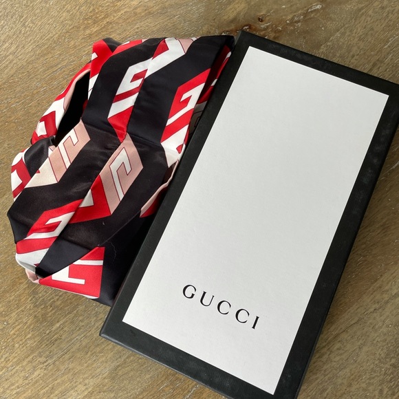 Beautiful abstract Navy Gucci silk headband. - Picture 3 of 4